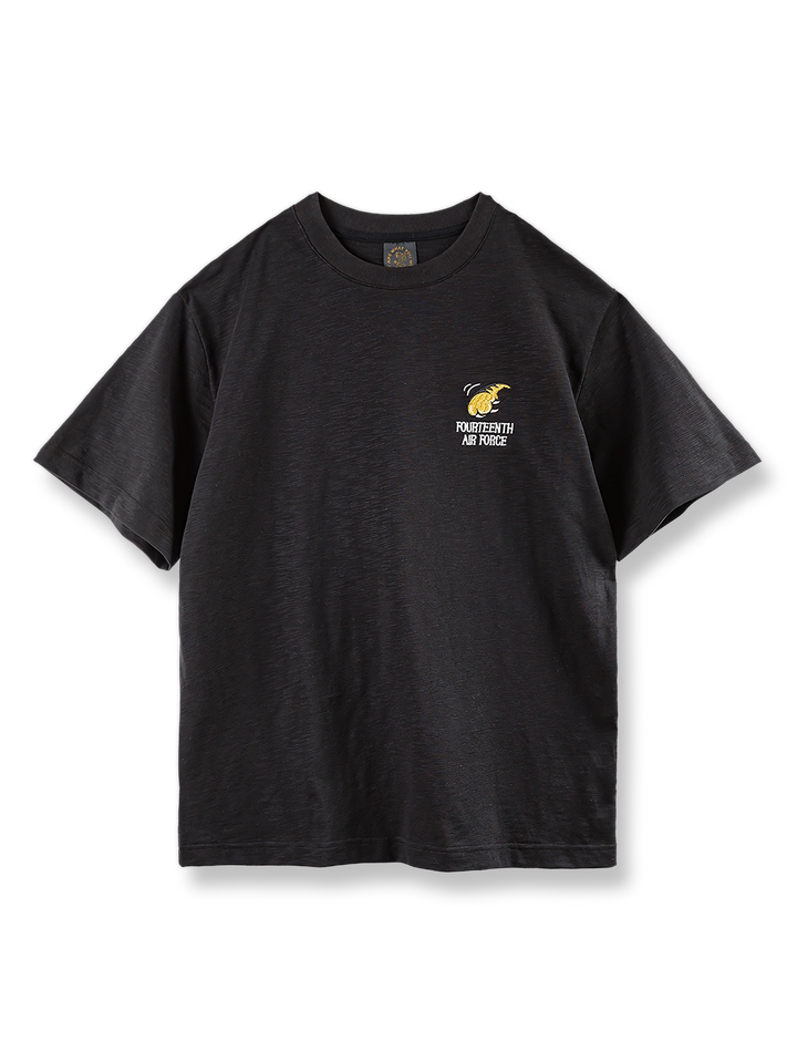 アメリカンヴィンテージ飛虎刺繍Tシャツの全体表示Tシャツ背面の重厚な刺繍デザインのクローズアップ