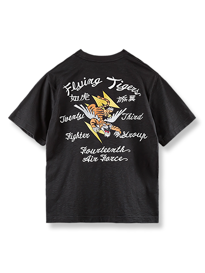 アメリカンヴィンテージ飛虎刺繍Tシャツの全体表示Tシャツ背面の重厚な刺繍デザインのクローズアップ