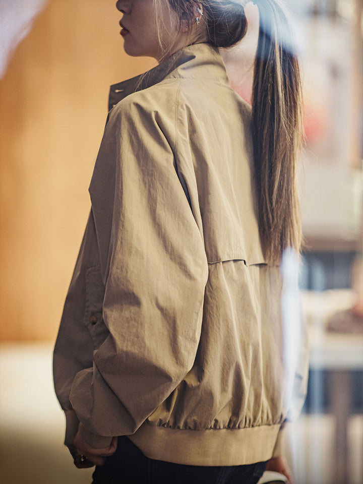 モデル画像: モデルが着用するヴィンテージハリントンジャケットの展示図