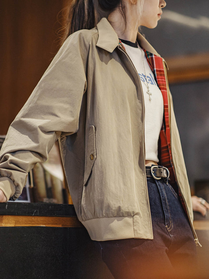 モデル画像: モデルが着用するヴィンテージハリントンジャケットの展示図