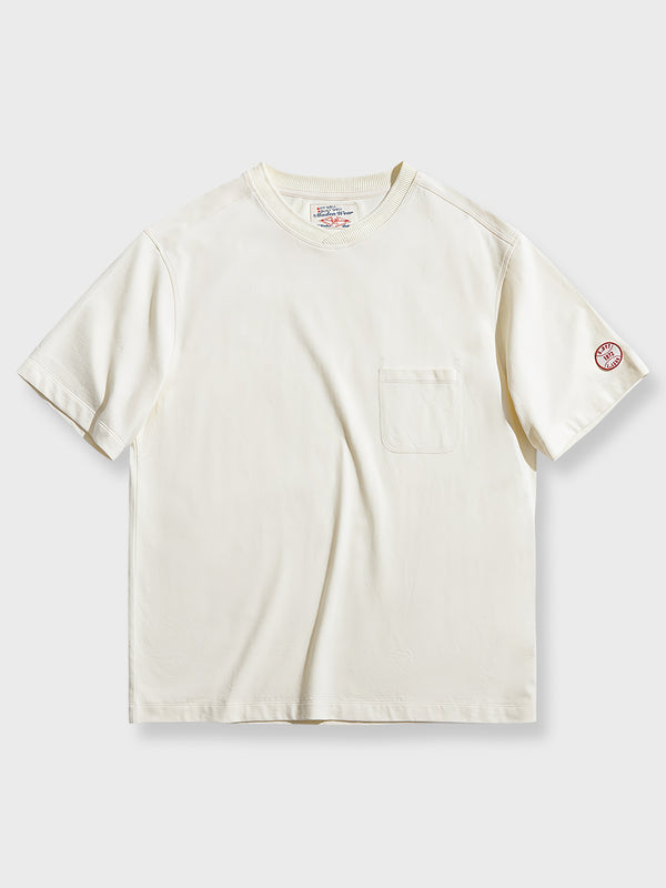 ベースボールカラーとポケット付きのルーズフィット スポーツ半袖Tシャツの全体ビュー。ベースボール型のパッチ刺繍が特徴的で、ヘビーウェイトのコットン素材とピーチ加工が快適な着心地を提供します。