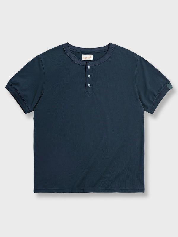 クラシックなヘンリーネックと深い紺色の純綿Tシャツ。レトロな樹脂ボタンが特徴的。