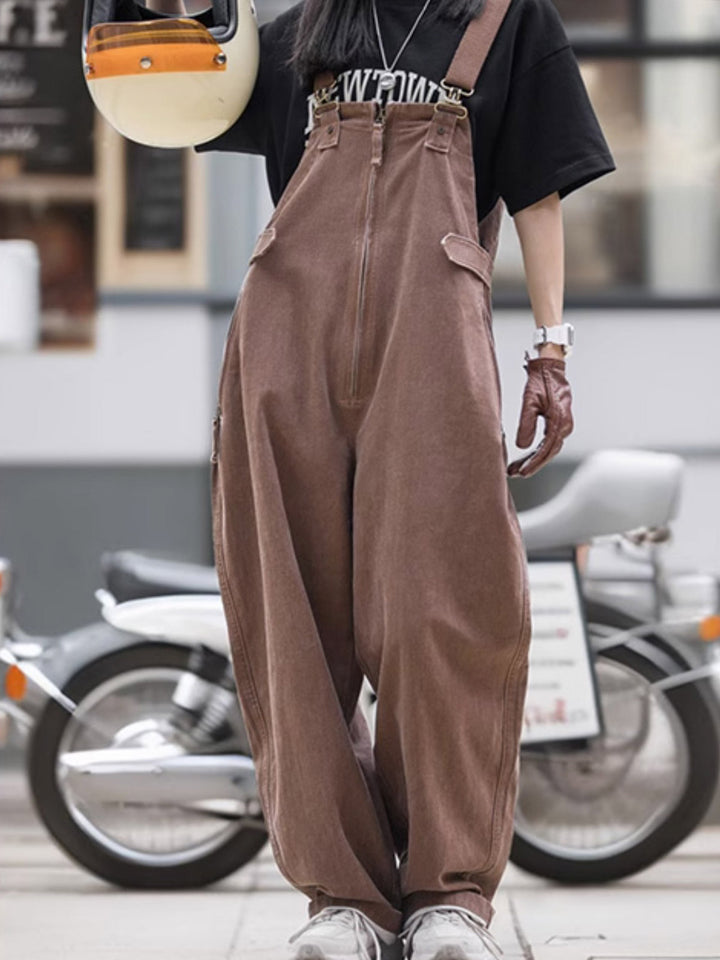 モデルがPESSOA CLUBのアメリカンレトロウォッシュドエイジドデニムオーバーオールを着用し、ストリートレトロスタイルを展示
