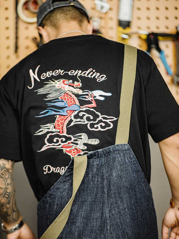 モデルが着用した龍の刺繍Tシャツのスタイリング例