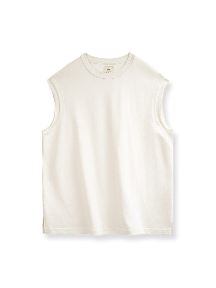 カリフォルニアスタイルのリラックスフィット、ヘビーウェイトコットンハスクで作られたワイドショルダーのスリーブレスTシャツの正面ビュー。シックで耐久性のあるデザインが特徴で、夏の涼しさと快適さを提供します。
