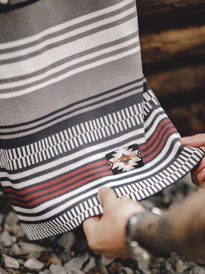 ナバホ編みの詳細パターンをクローズアップした画像。細やかな刺繍とカラフルなデザインが際立っています。