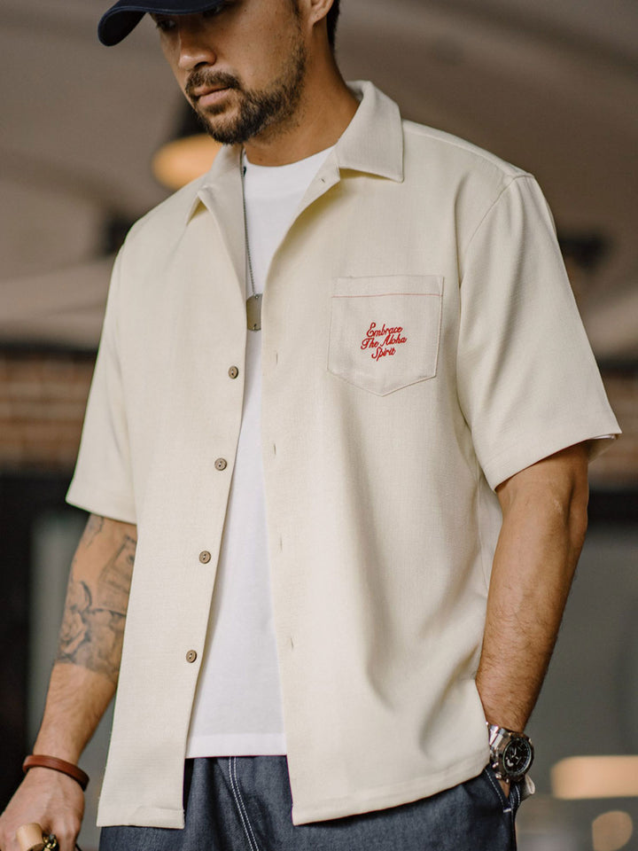 モデルが着用したアメリカンヴィンテージハワイアン刺繍半袖シャツのスタイリング例