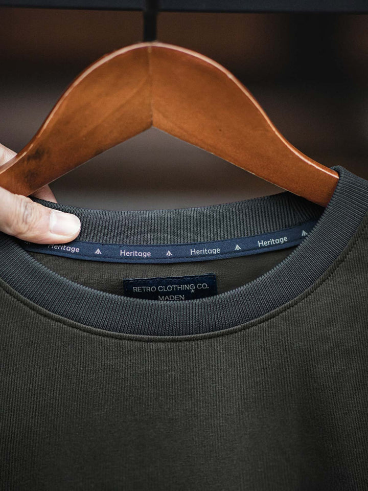 MA-1ジャケット由来のアームポケットの詳細クローズアップ。Tシャツに機能性とスタイルを加える独特のデザイン。
