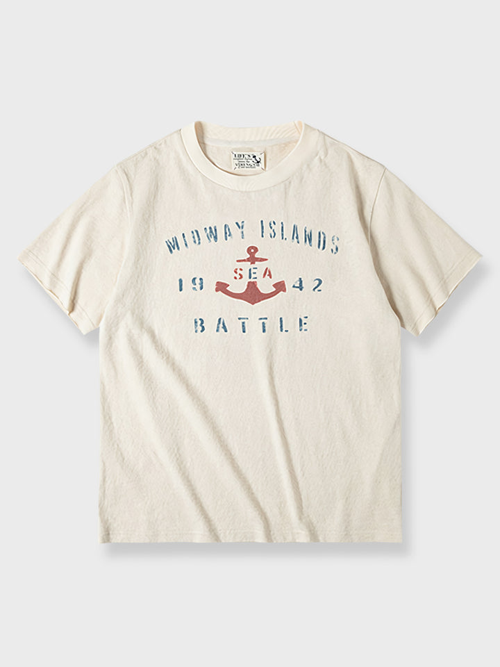 錨のデザインと「BATTLE」の文字がプリントされた航海探検インスピレーションのTシャツ。ヴィンテージ風の海図プリントで、冒険心を刺激します。