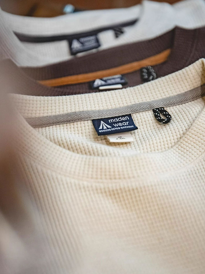 Tシャツの襟元の厚みと織りのクローズアップ。細かいテクスチャーとビンテージラベルが見える。
