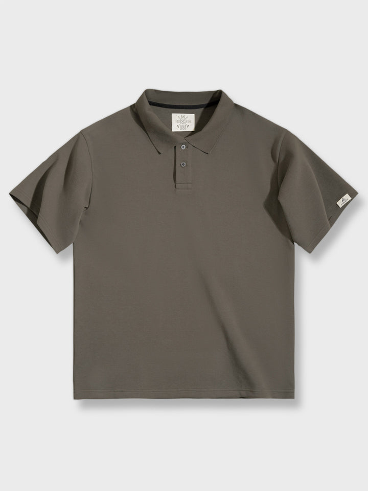 重磅ピケ空気綿製のクラシックポロシャツ、袖口の繊細な英字タグが特徴。