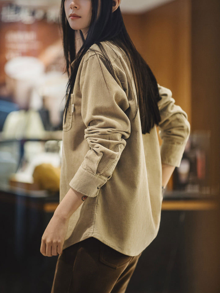 モデル画像: モデルが着用するヴィンテージコーデュロイ長袖シャツのスタイル