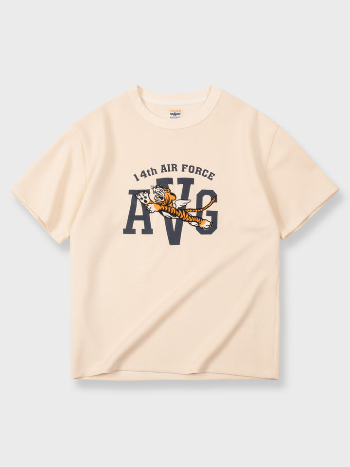 飛虎隊のシンボルがプリントされた半袖Tシャツ。胸部に「AVG」の文字と飛虎のグラフィックが特徴。クラシックな白地に鮮やかなプリント。