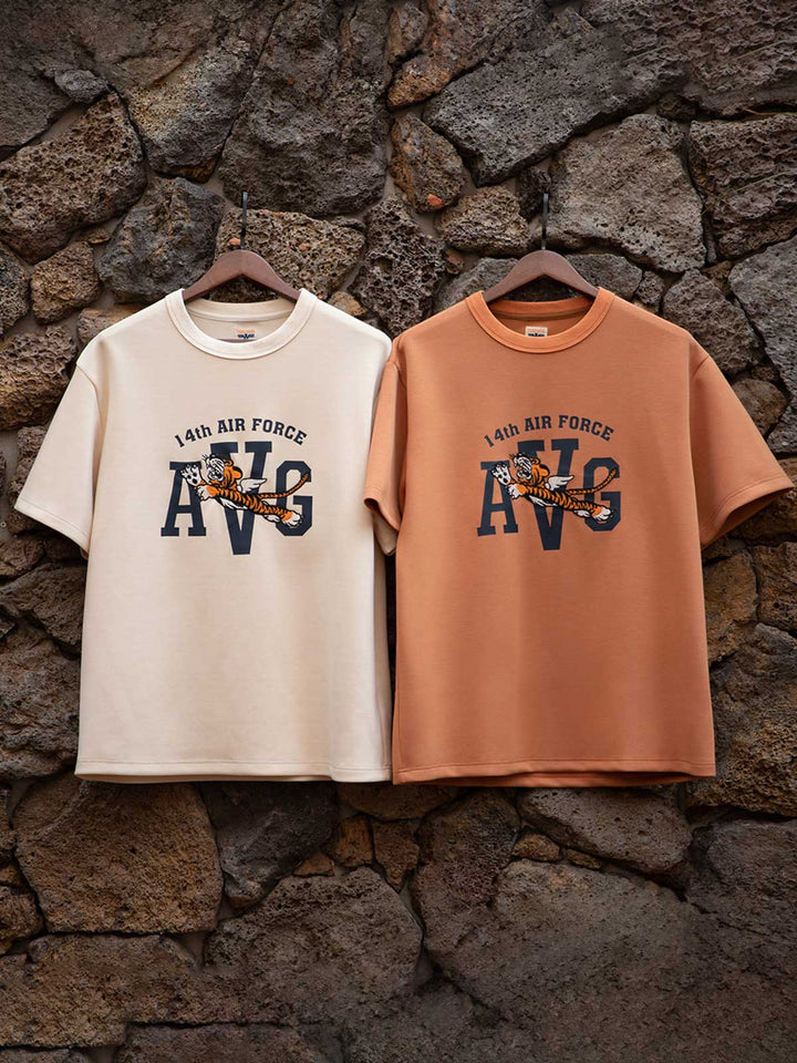飛虎隊のシンボルがプリントされた半袖Tシャツ。胸部に「AVG」の文字と飛虎のグラフィックが特徴。クラシックな白地に鮮やかなプリント。