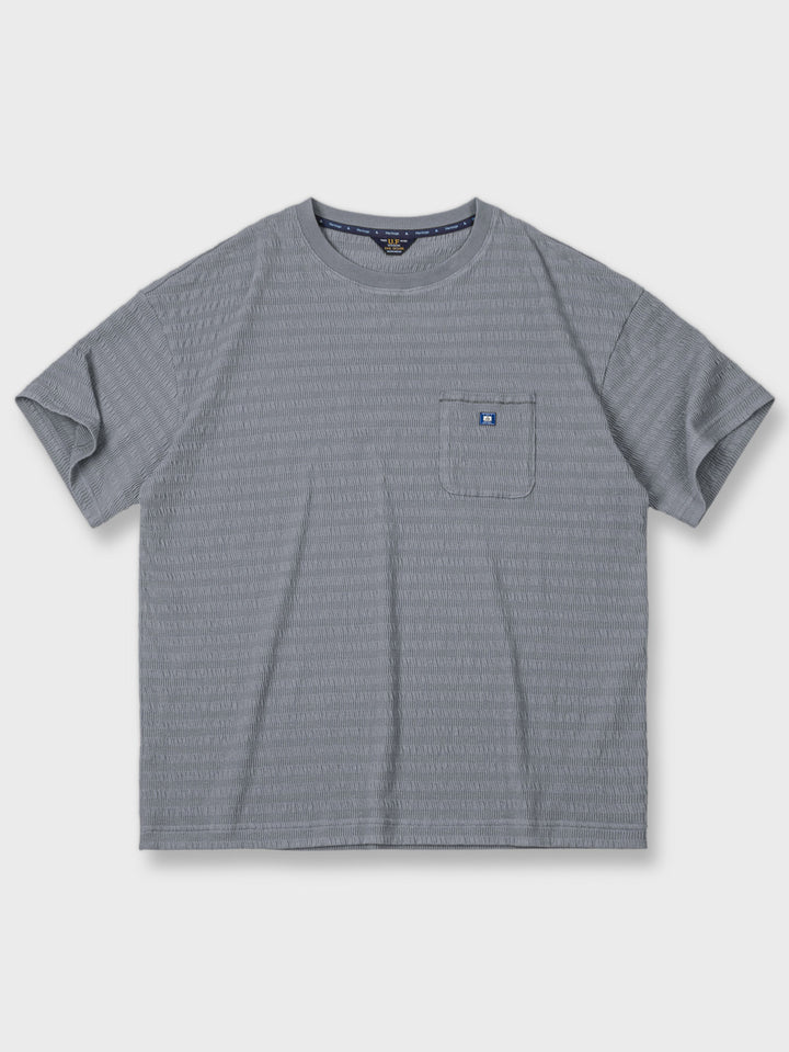 立体的な波紋模様が特徴のニット半袖Tシャツ。綿100%で製造され、通気性と快適さを提供します。