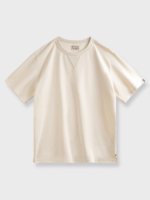 オフホワイトとモスグリーンの配色を特徴とする改良型二本針レギュラーフィット半袖Tシャツ。リラックスフィットで快適な着心地を実現し、カジュアルな外出に適しています。