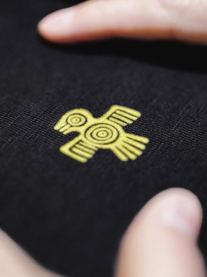 ナバホ刺繍のインディアンプリント半袖Tシャツの細部、特に精巧なジェロニモの刺繍ディテールをクローズアップ。高い技術で表現された文化的な意味が反映されています。