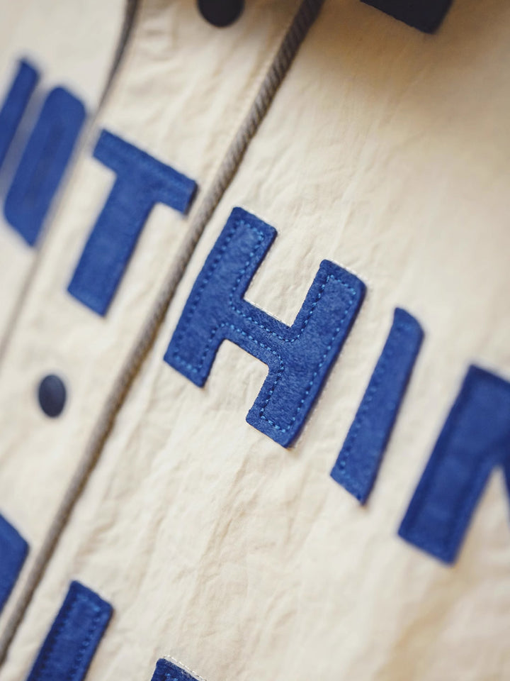  カーディガンのクラインブルーのフェルトアルファベットと大きな対称ポケットの詳細画像