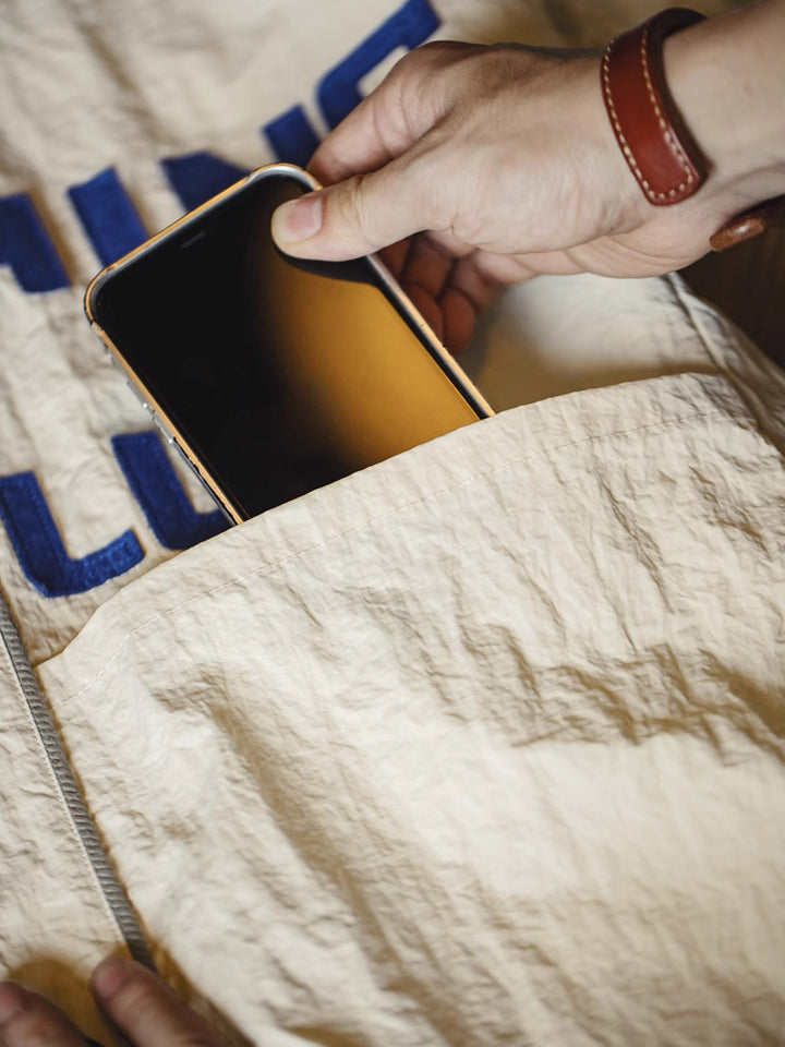  カーディガンのクラインブルーのフェルトアルファベットと大きな対称ポケットの詳細画像