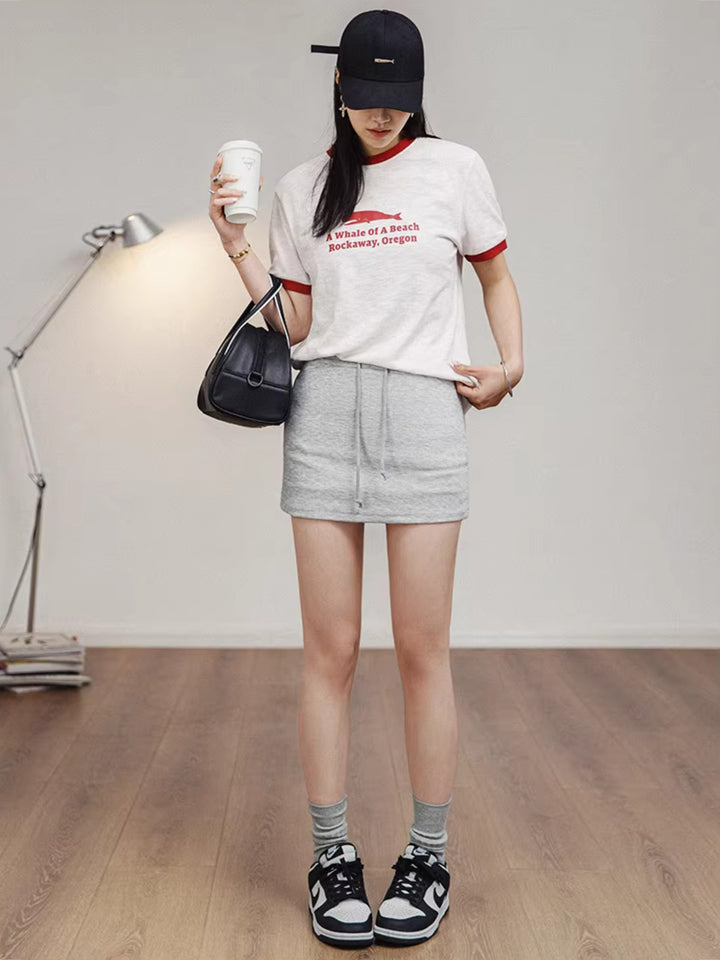 モデル画像: モデルが着用するプリントロゴ半袖カジュアルTシャツのスタイル展示