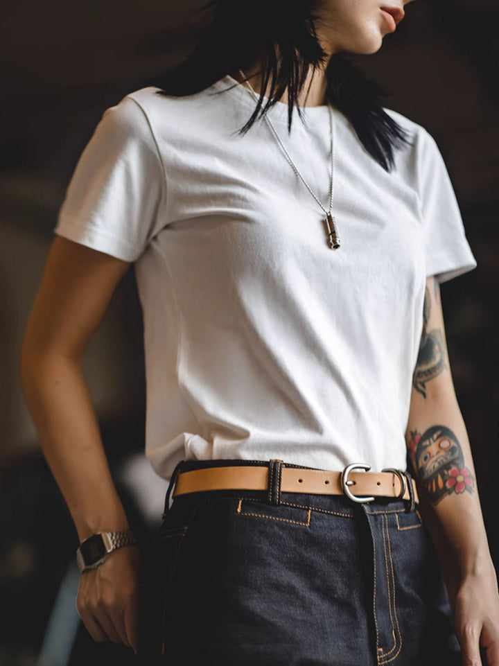 PESSOA CLUB のモデルがピュアホワイトの半袖Tシャツを着用し、様々な服とのコーディネートを披露