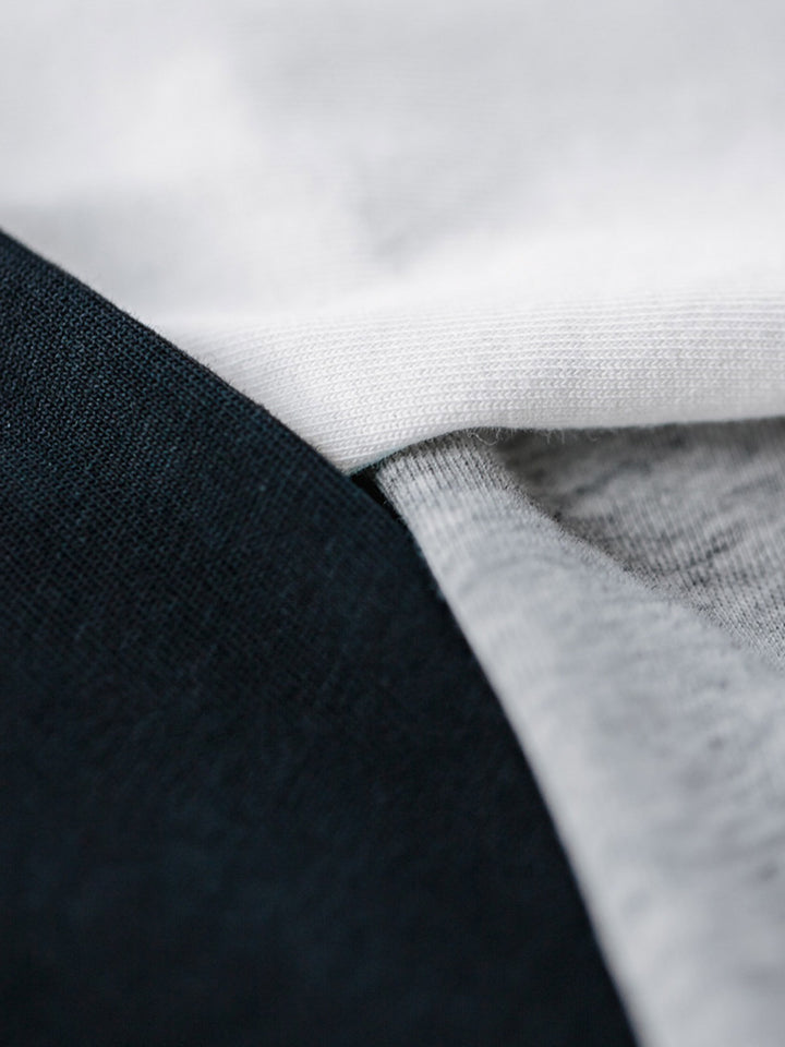 灰色 純綿 ドロップショルダー Tシャツの織物と縫製詳細特写。