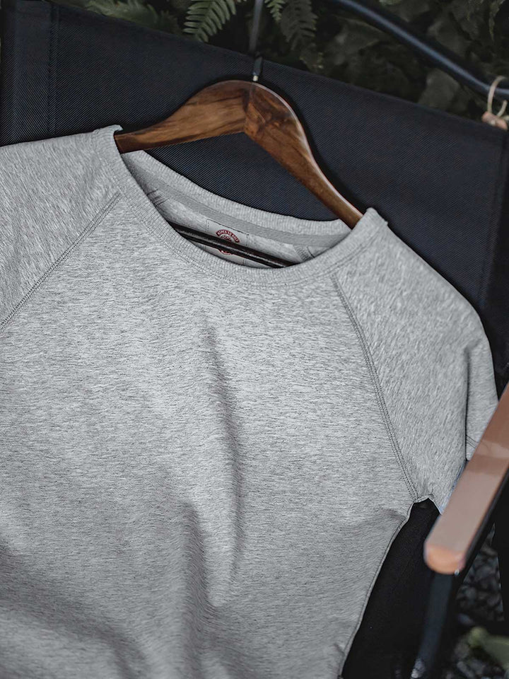 灰色 純綿 ドロップショルダー Tシャツの織物と縫製詳細特写。