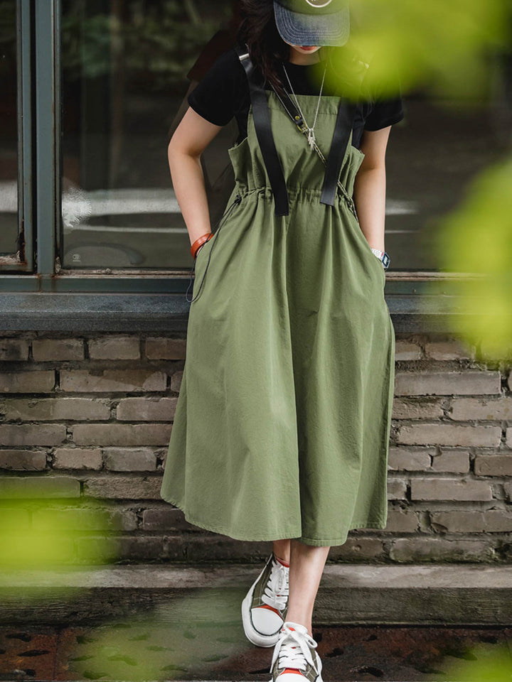 ミリタリーグリーンのオーバーオールスカートを着用し、様々なスタイリングを披露するモデル