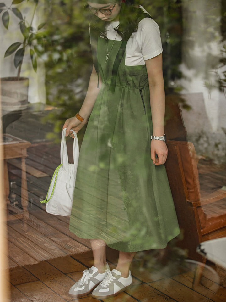 ミリタリーグリーンのオーバーオールスカートを着用し、様々なスタイリングを披露するモデル