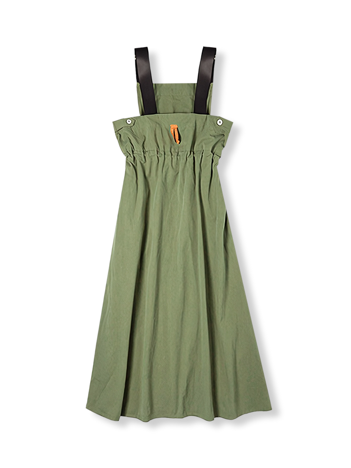 レトロなミリタリーグリーンのオーバーオールスカートを正面から展示