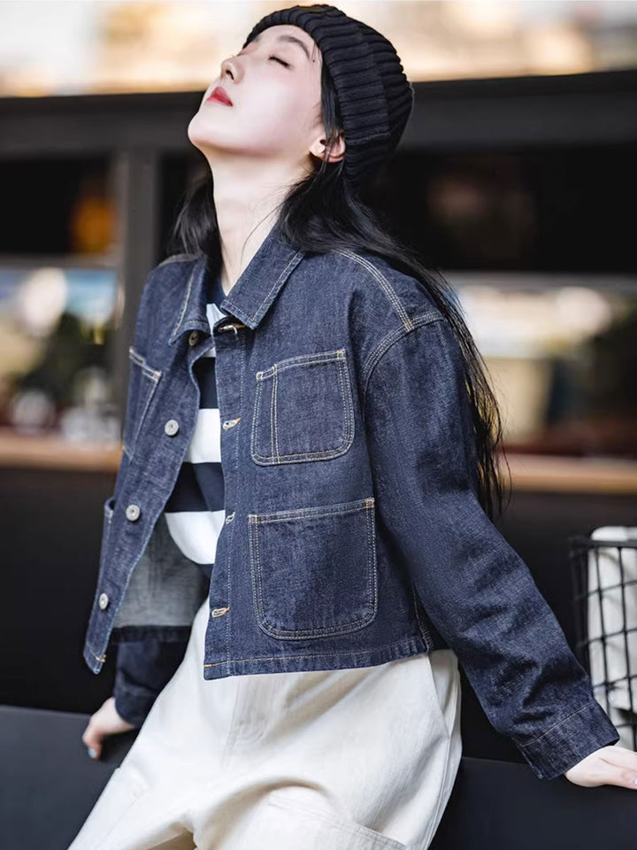 モデルがディープブルー竹節デニムワークジャケットを着用し、ファッショナブルなシルエットを披露している全身写真。