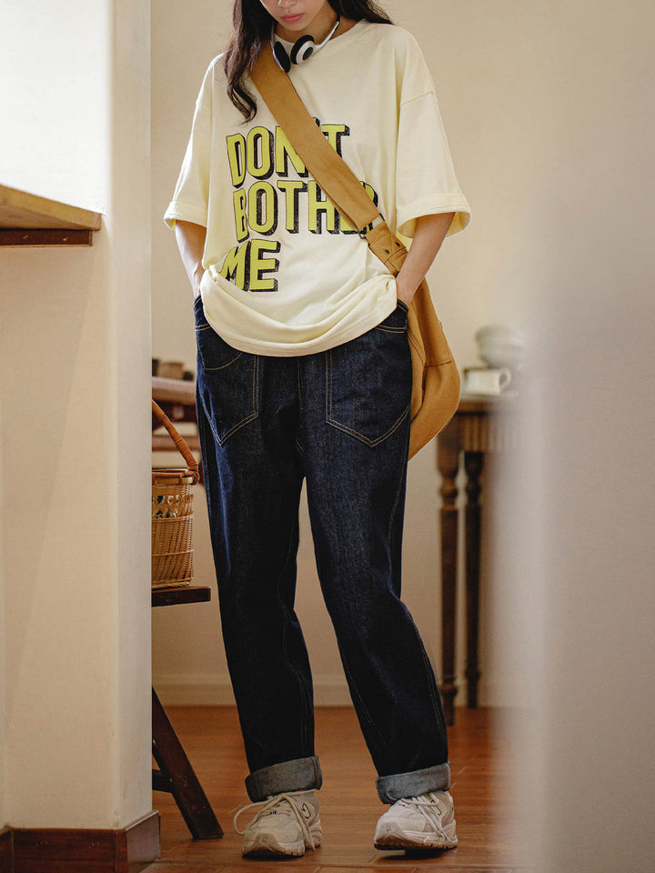 モデル画像: モデルが着用するアメリカンヴィンテージカジュアル半袖Tシャツのコーディネート