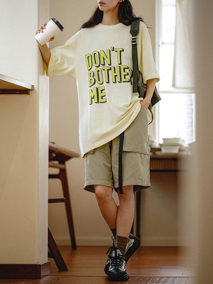 モデル画像: モデルが着用するアメリカンヴィンテージカジュアル半袖Tシャツのコーディネート