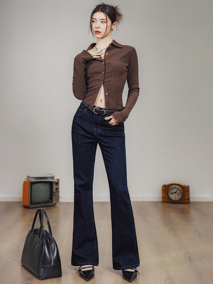 モデルがPESSOA CLUBのレトロスタイルディープカラーブーツカットデニムパンツを着用し、多様なスタイリングを披露