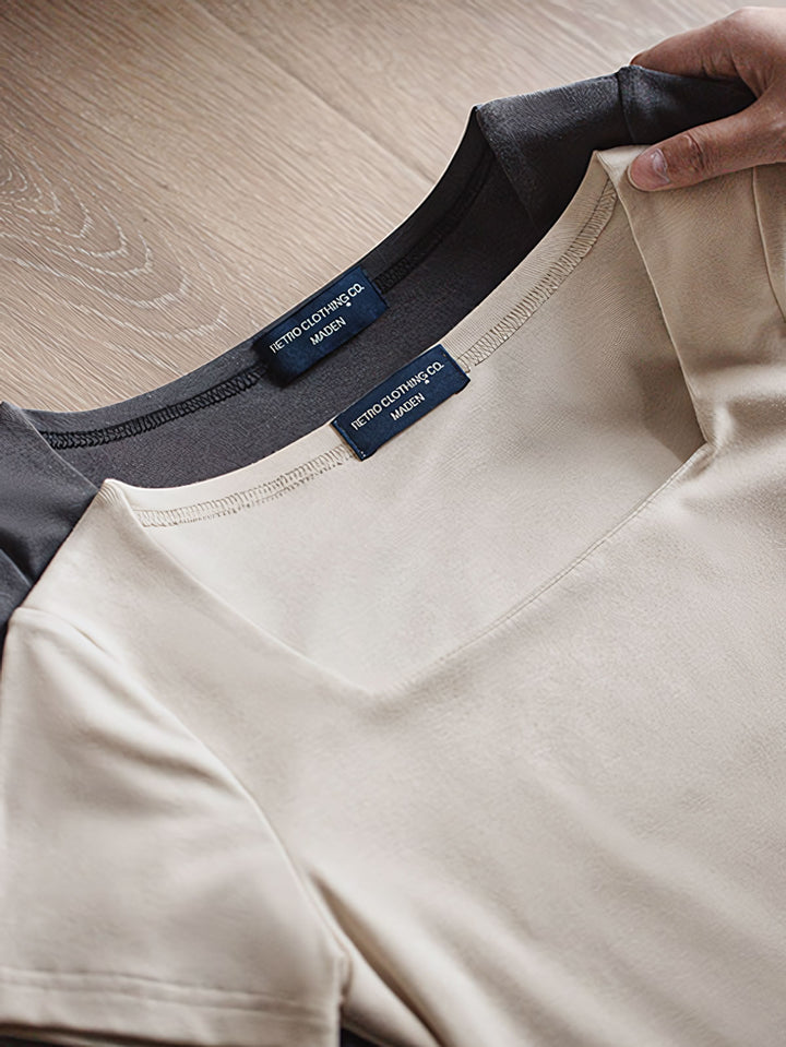 詳細画像: フレンチスタイルのスクエアネック シャーリング スリムフィット 半袖Tシャツの詳細画像、シャーリングデザインと素材感を表示