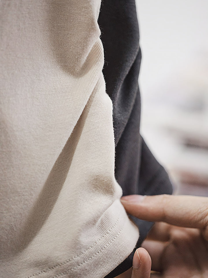 詳細画像: フレンチスタイルのスクエアネック シャーリング スリムフィット 半袖Tシャツの詳細画像、シャーリングデザインと素材感を表示