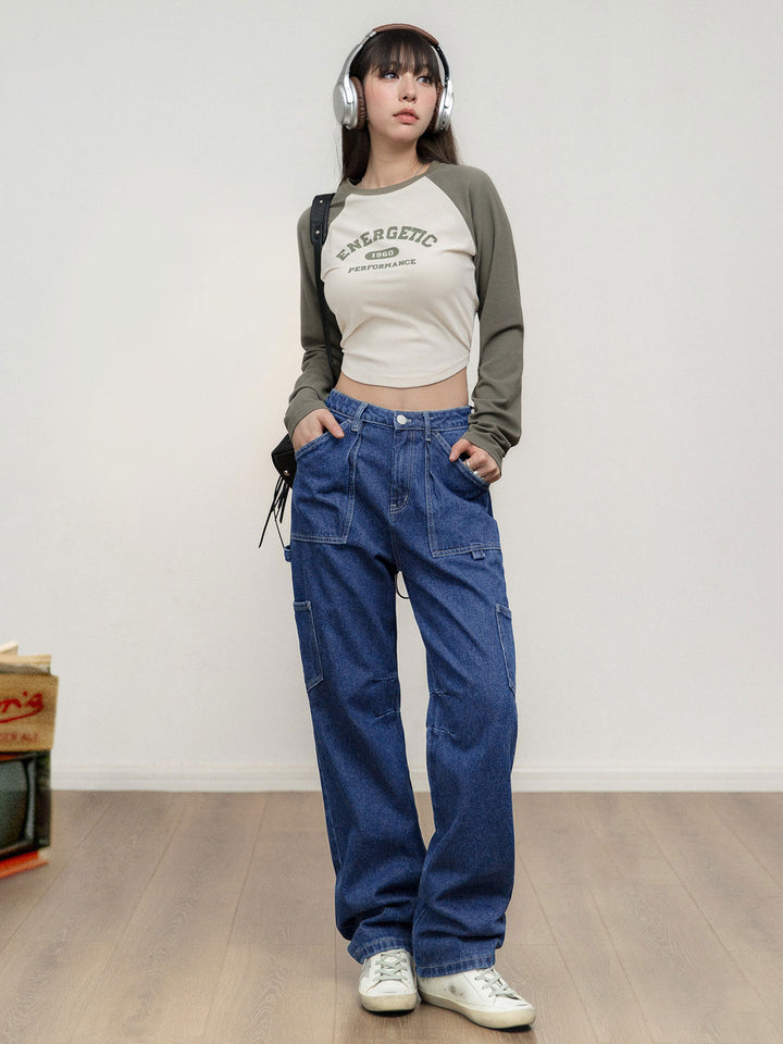 モデル画像: モデルが着用している深いブルーのウォッシュ多ポケットワークジーンズを展示