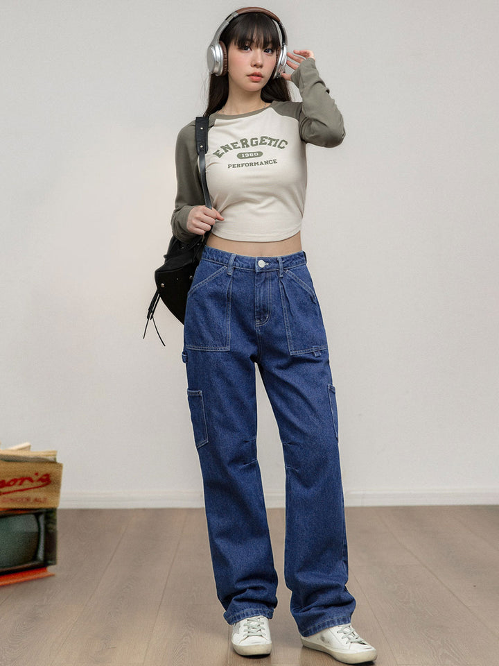 モデル画像: モデルが着用している深いブルーのウォッシュ多ポケットワークジーンズを展示