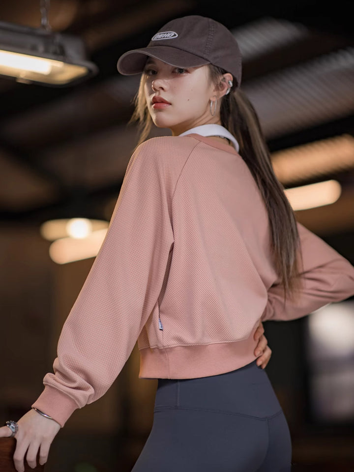 モデルがPESSOA CLUBのワッフルパターンショート スウェットを着用し、カジュアルでスタイリッシュなスタイルを披露