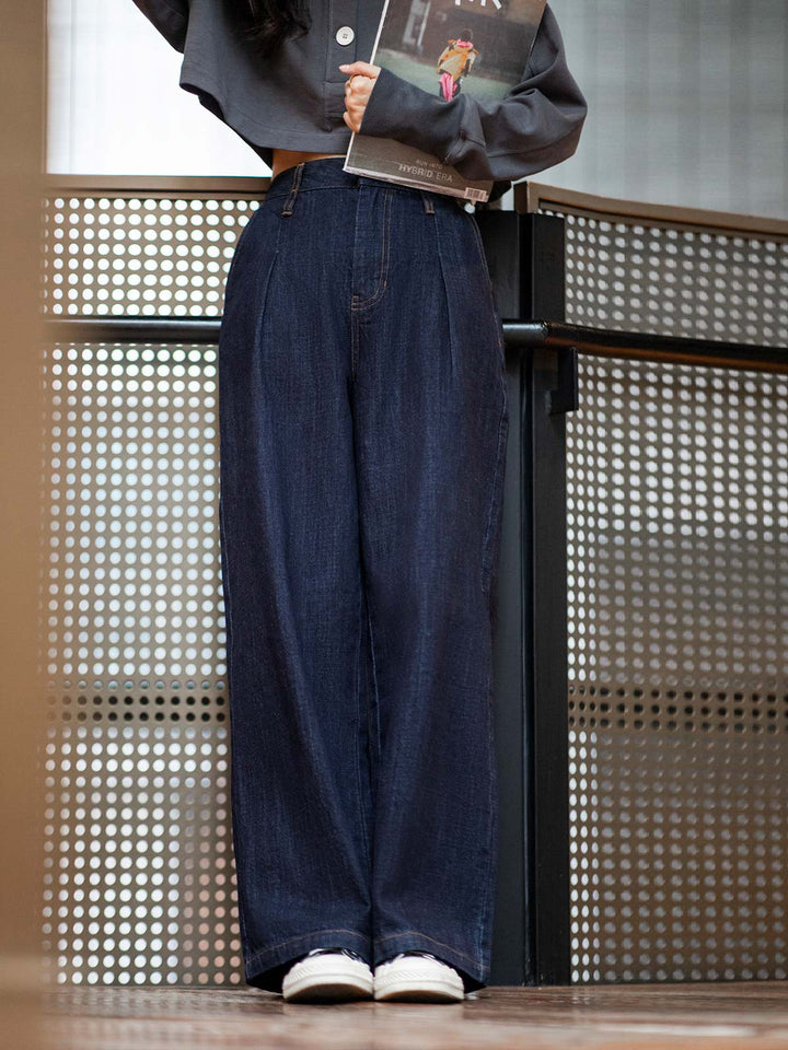 PESSOA CLUB モデルがデニムワイドレッグパンツを着用し、ヴィンテージスタイルのストリートファッションを披露
