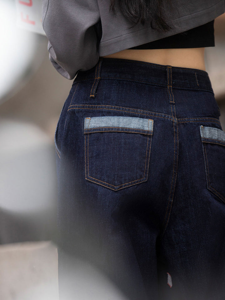 PESSOA CLUB モデルがデニムワイドレッグパンツを着用し、ヴィンテージスタイルのストリートファッションを披露