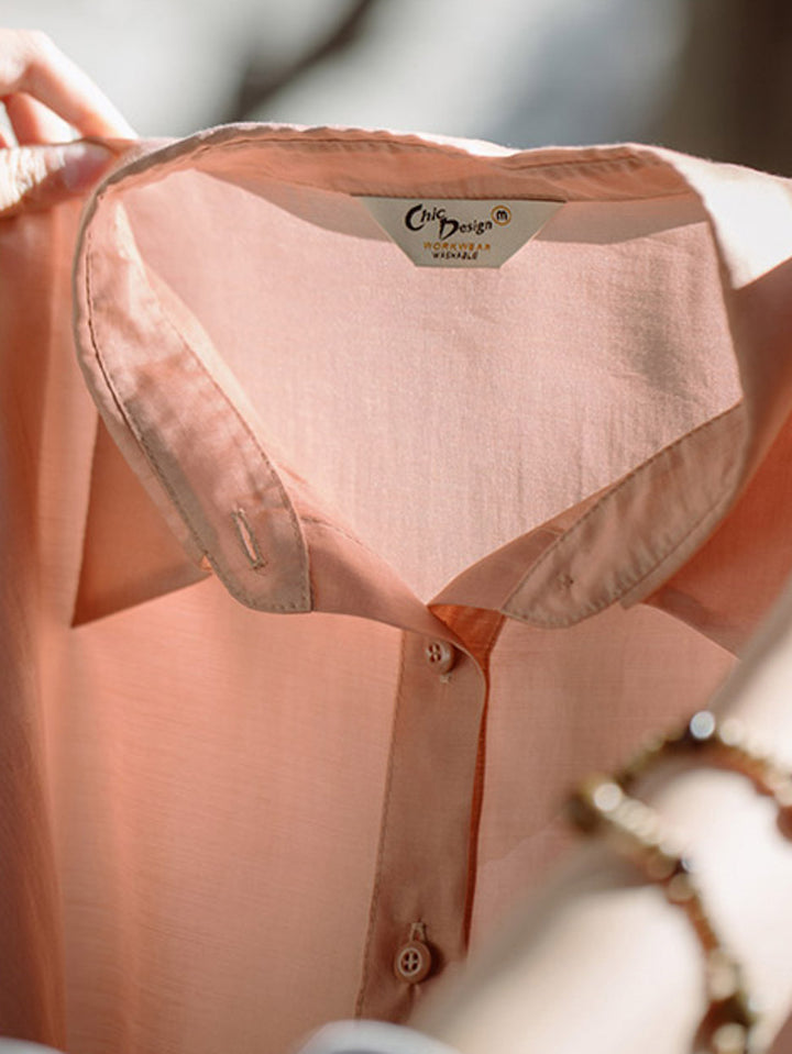 製品画像: フレンチピンクライトウェイトシャツの正面図詳細画像: シャツの襟とシングルボタンのディテール