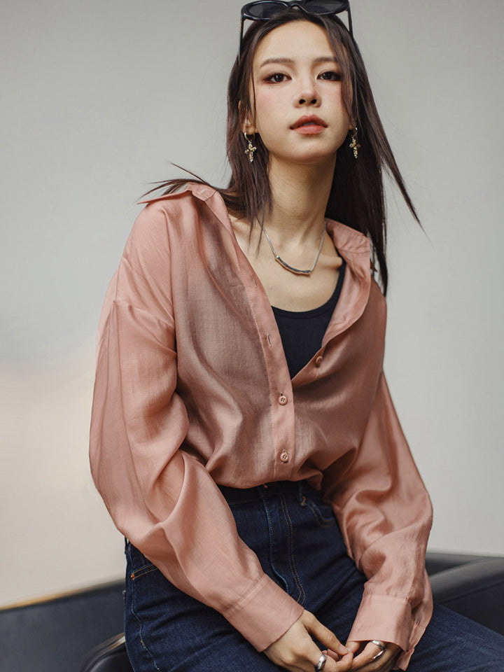 モデル画像: モデルが着用するフレンチピンクライトウェイトシャツのスタイル
