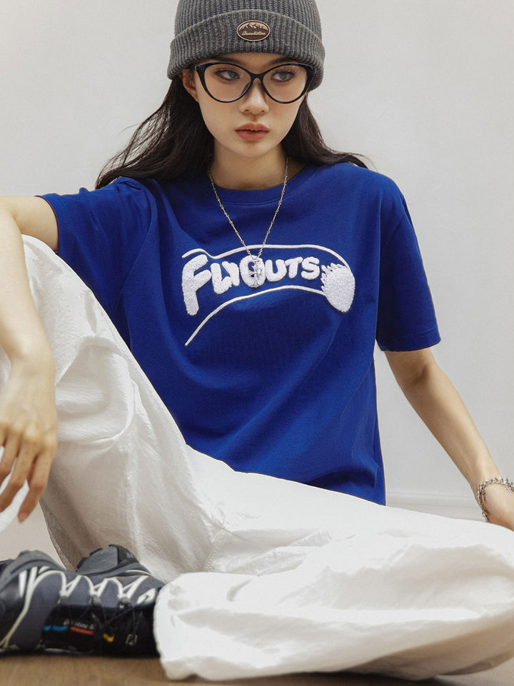モデルがPESSOA CLUBクラインブルー3D刺繍ショートスリーブTシャツを着用した全身写真