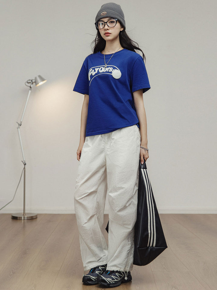 モデルがPESSOA CLUBクラインブルー3D刺繍ショートスリーブTシャツを着用した全身写真