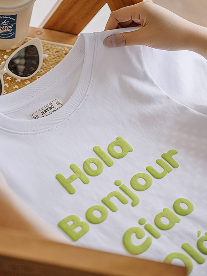 Tシャツの四ヶ国語プリントの詳細特写
