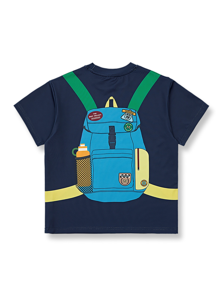 製品画像: 子供用リュックサックプリント半袖Tシャツの正面全体像。リュックサックプリントデザインを示します。