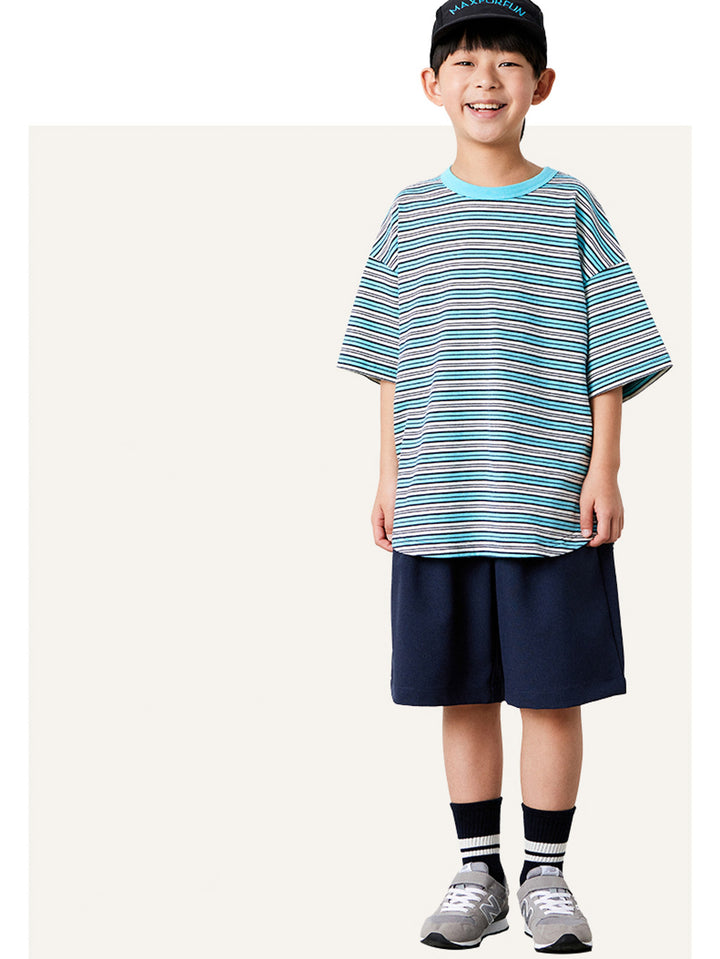 モデル画像: モデルの子供がストライプワイドソフト半袖Tシャツを着用しているストリートカジュアルシーン