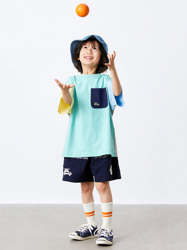 モデル画像: モデルの子供がアイスクリームカラークール半袖Tシャツを着用しているアウトドア活動のシーン