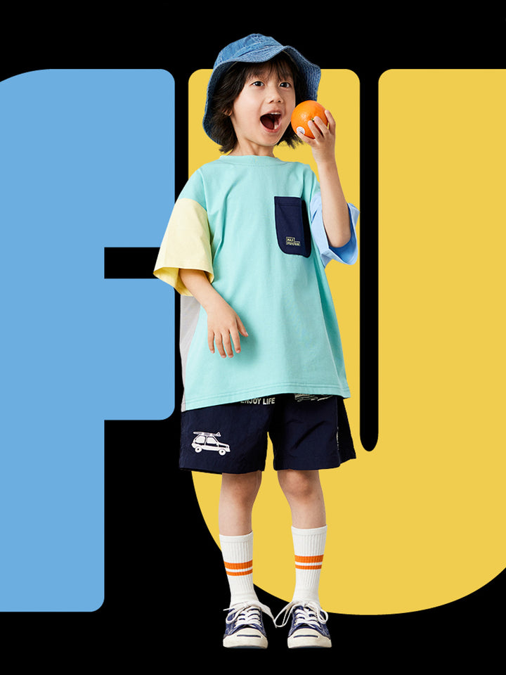 モデル画像: モデルの子供がアイスクリームカラークール半袖Tシャツを着用しているアウトドア活動のシーン